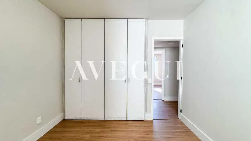 Unfurnished apartment with 4 bedrooms and tall windows — photo 9