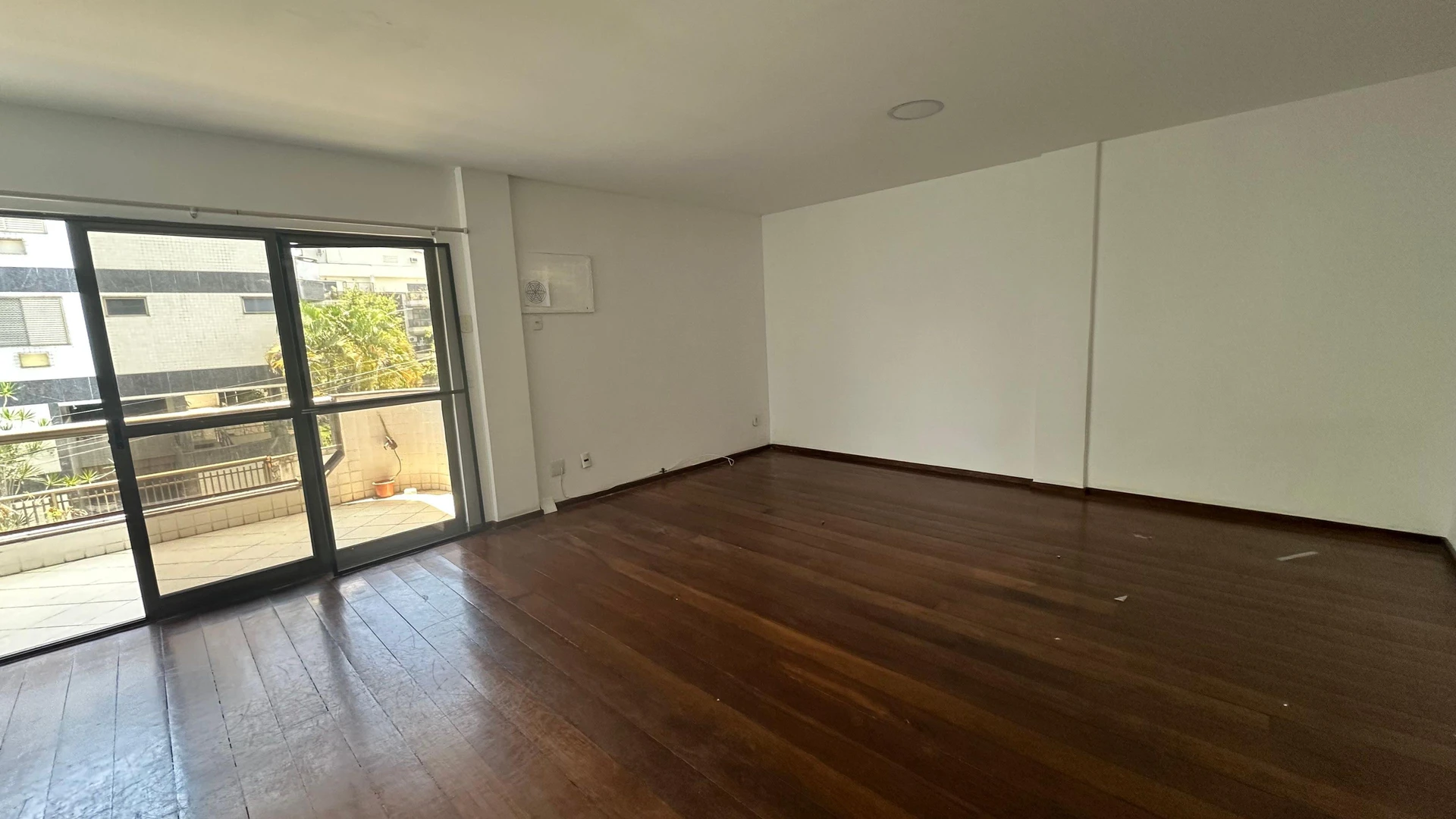 Apartment with built-in wardrobes and a balcony — photo 11