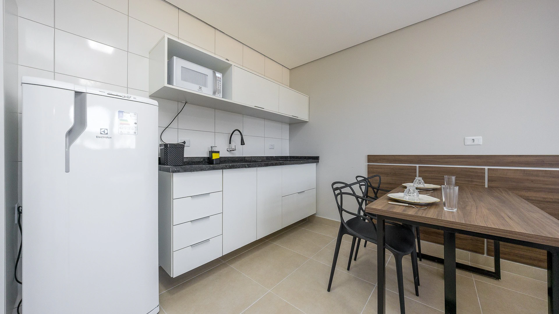 1-bedroom apartment with a kitchenette and microwave — photo 2