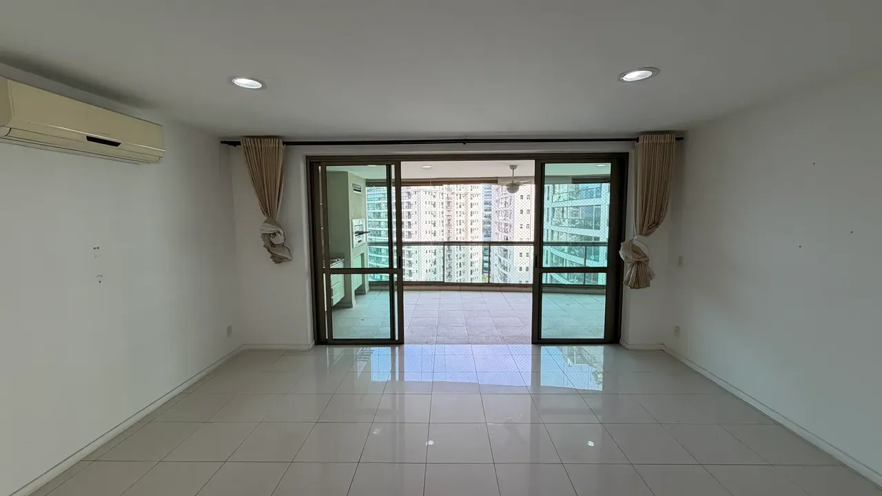 157 m² apartment with 4 bedrooms, 3 baths, balcony — photo 7