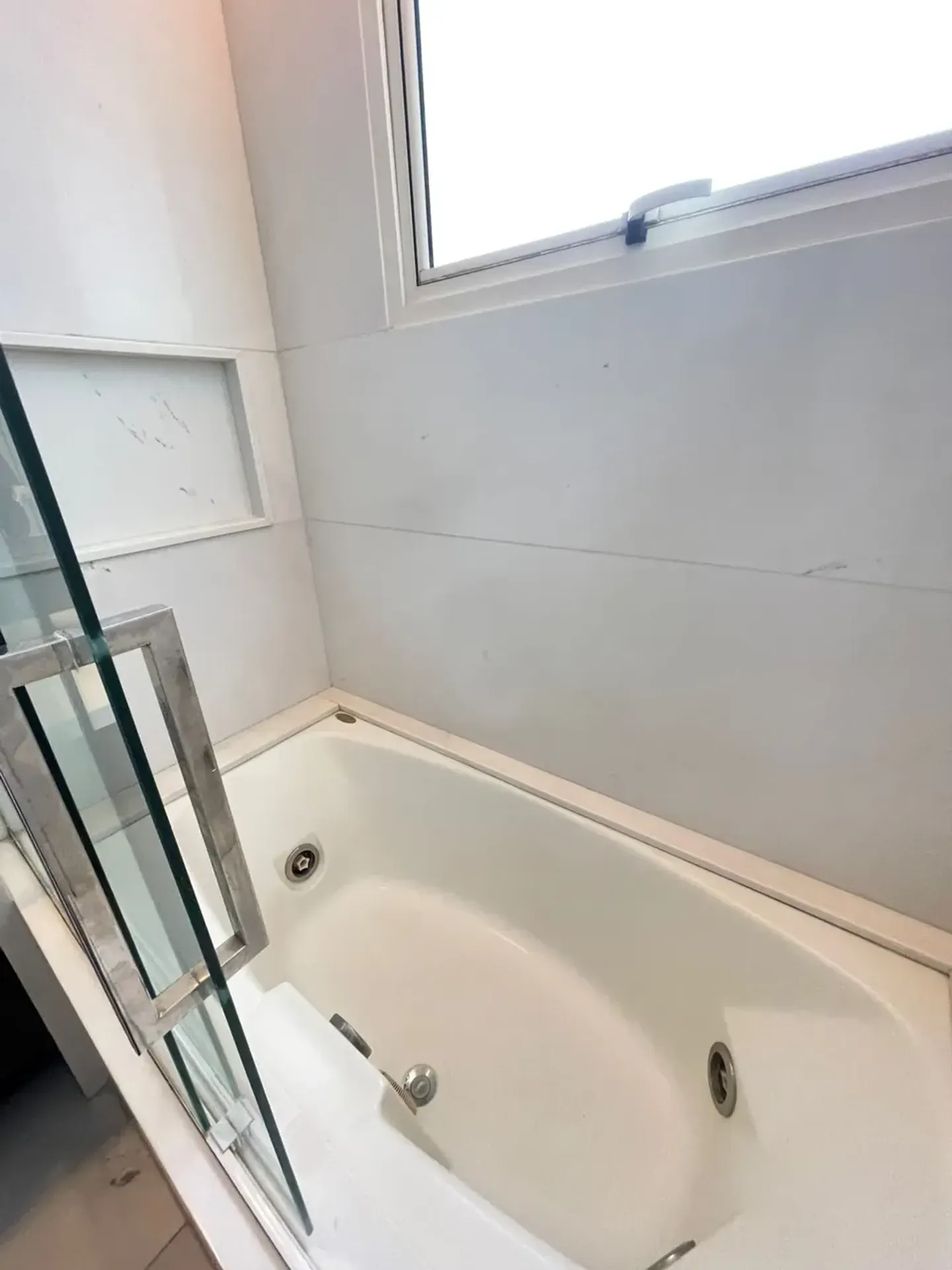 Furnished 3-bedroom apartment with glassed balcony — photo 37