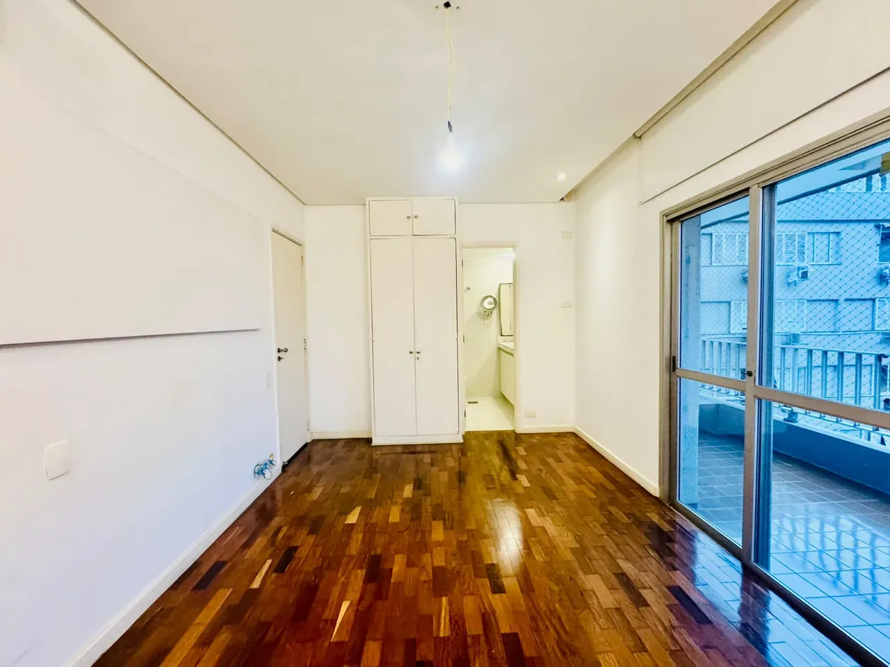 4-bedroom apartment with wood or laminate floors — photo 3