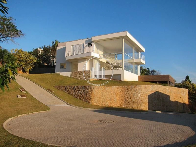 718 m² house with 3 bedrooms and floor-to-ceiling windows — photo 2