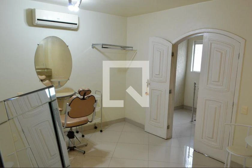 House with 5 bedrooms, balcony and 650 m² — photo 36