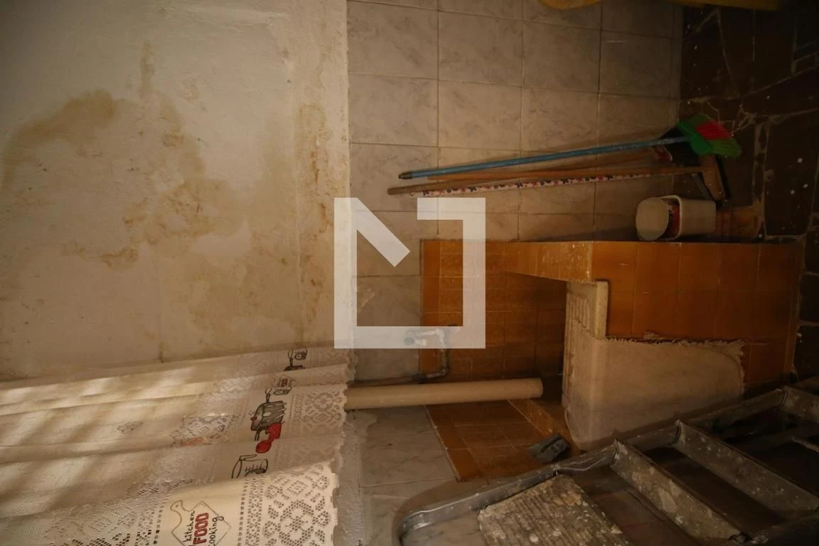 1-bedroom unfurnished apartment with fitted kitchen
