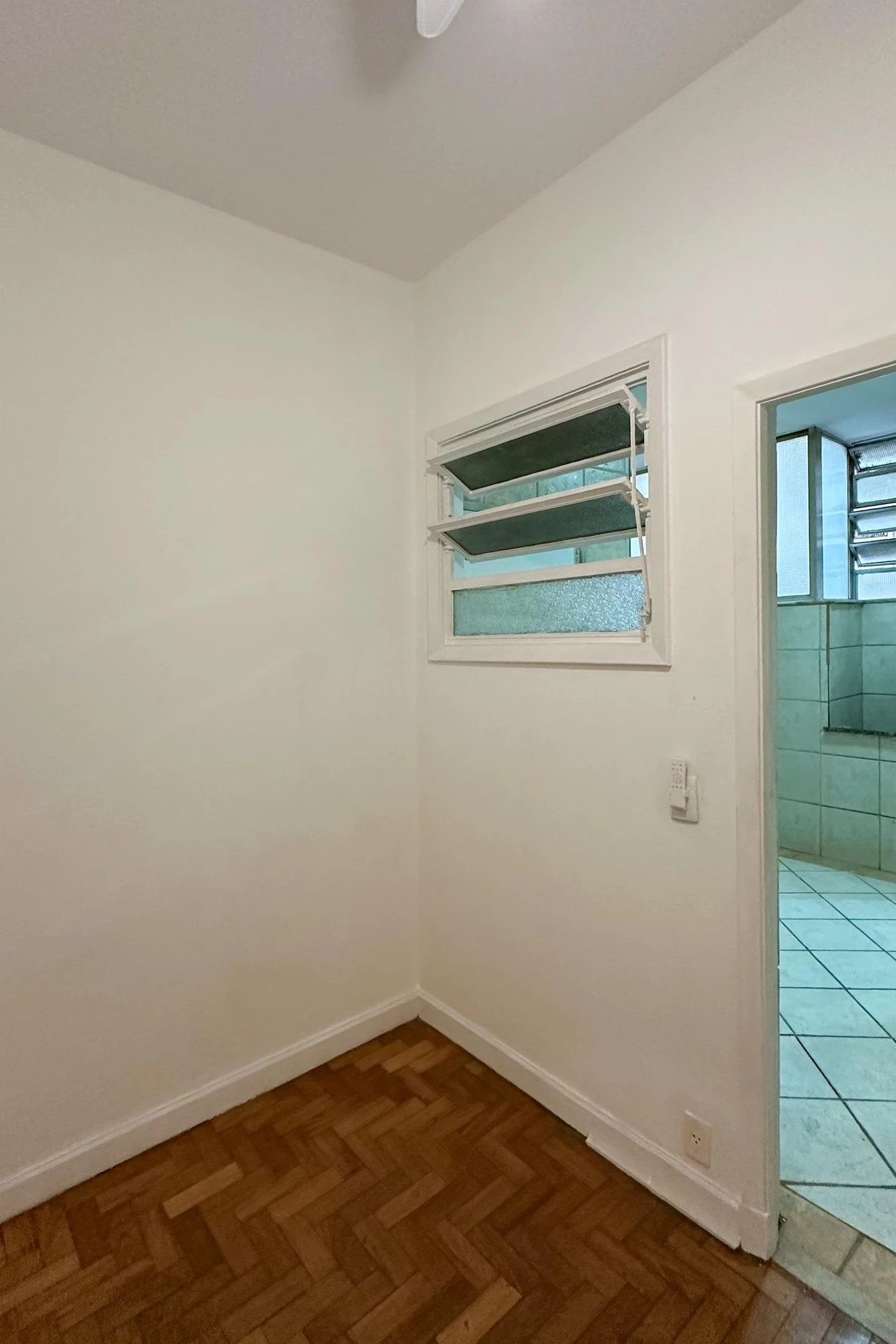 Unfurnished apartment with 3 bedrooms and 4 bathrooms — photo 31