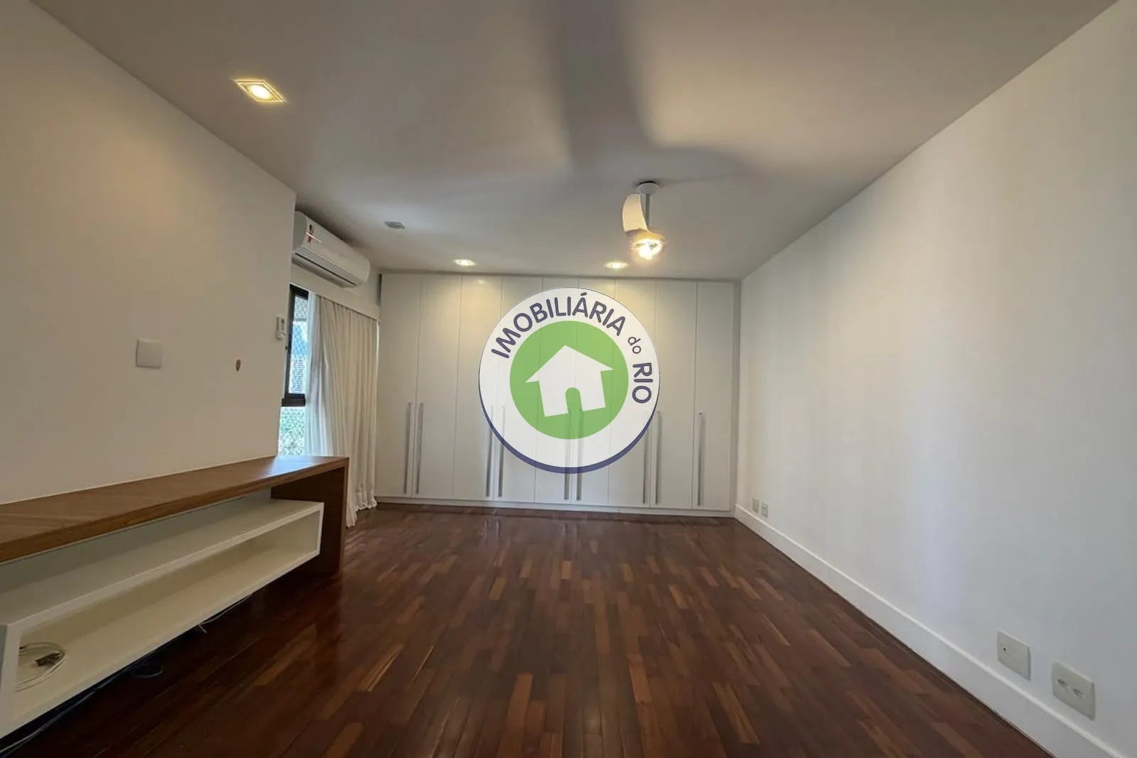 Apartment with 4 bedrooms and 5 bathrooms — photo 34