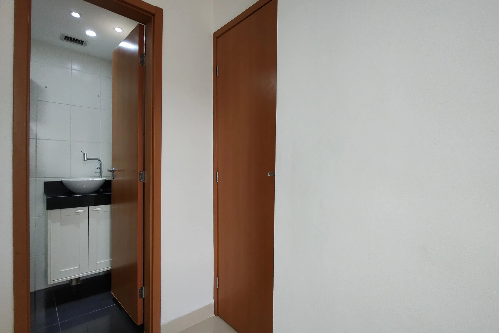 2-bedroom apartment in a building with a gym — photo 26