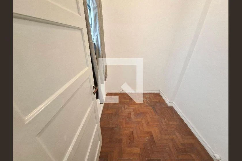 Wood or laminate floors in a one-bedroom apartment, 61 m² — photo 22
