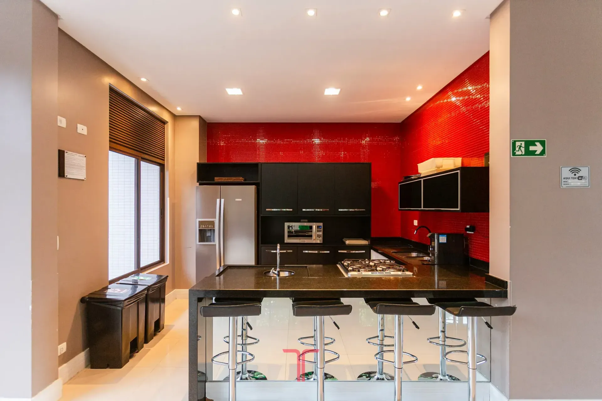 3-bedroom apartment in a building with a pool — photo 72