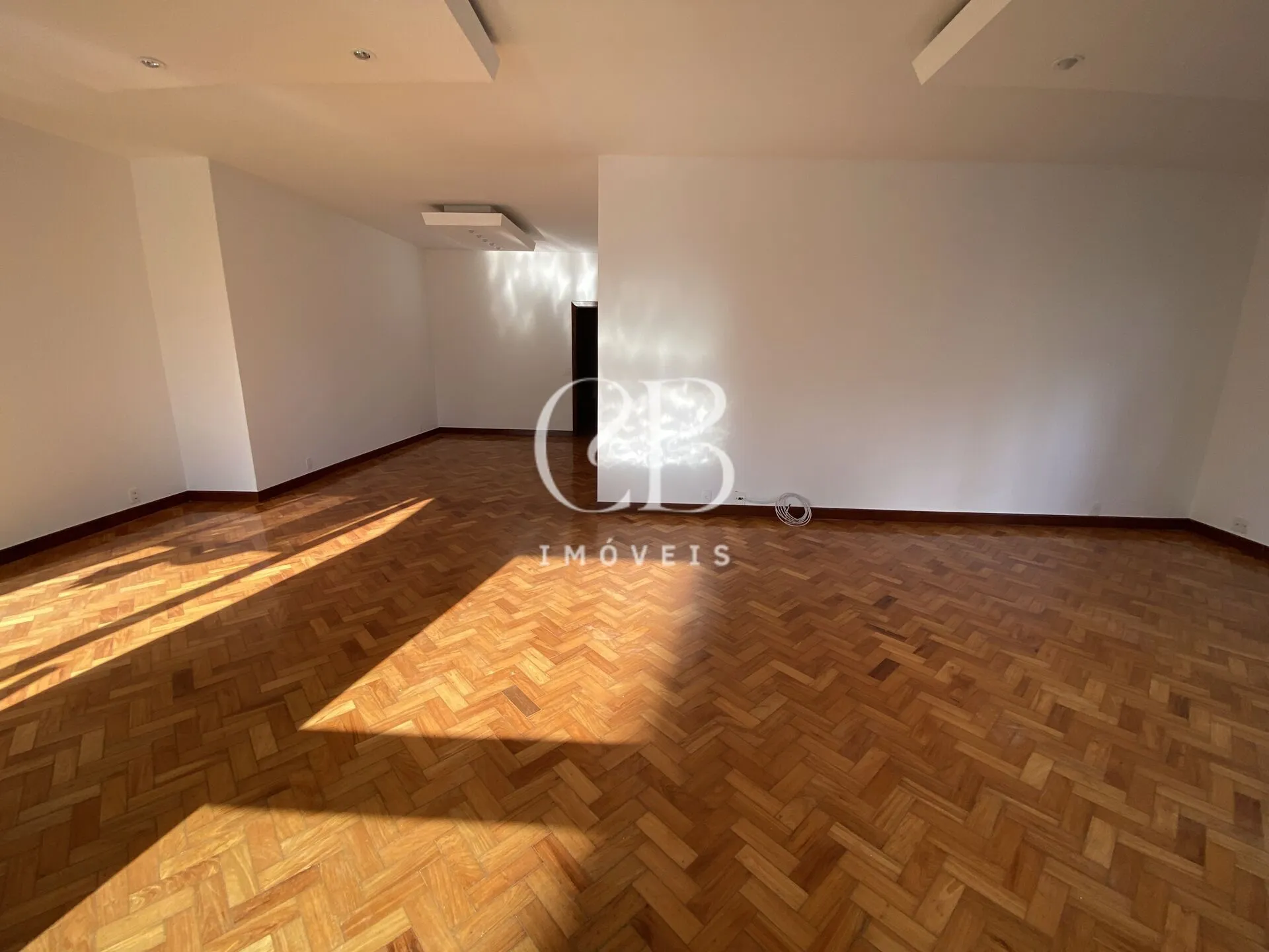 Apartment with 4 bedrooms and a glass-enclosed balcony — photo 56