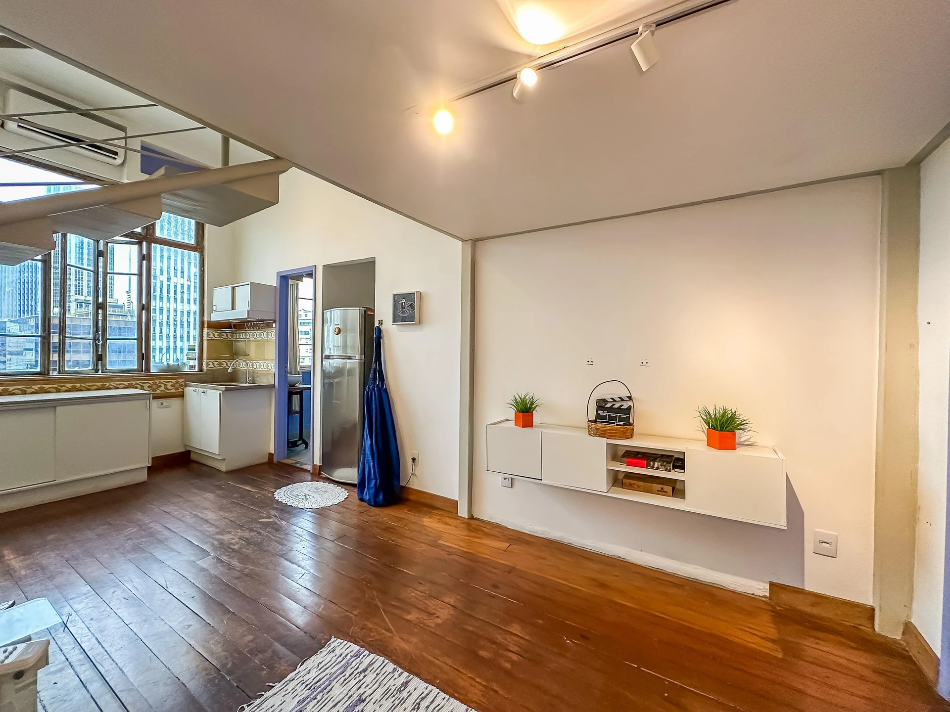 Furnished studio, 30 m², with floor-to-ceiling windows — photo 12