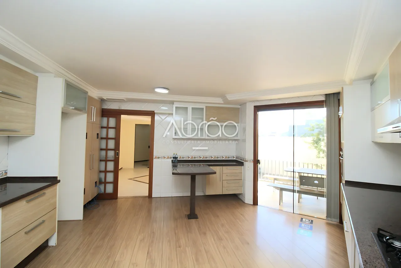 Commercial house with 5 bedrooms and 528 m², integrated kitchen — photo 8