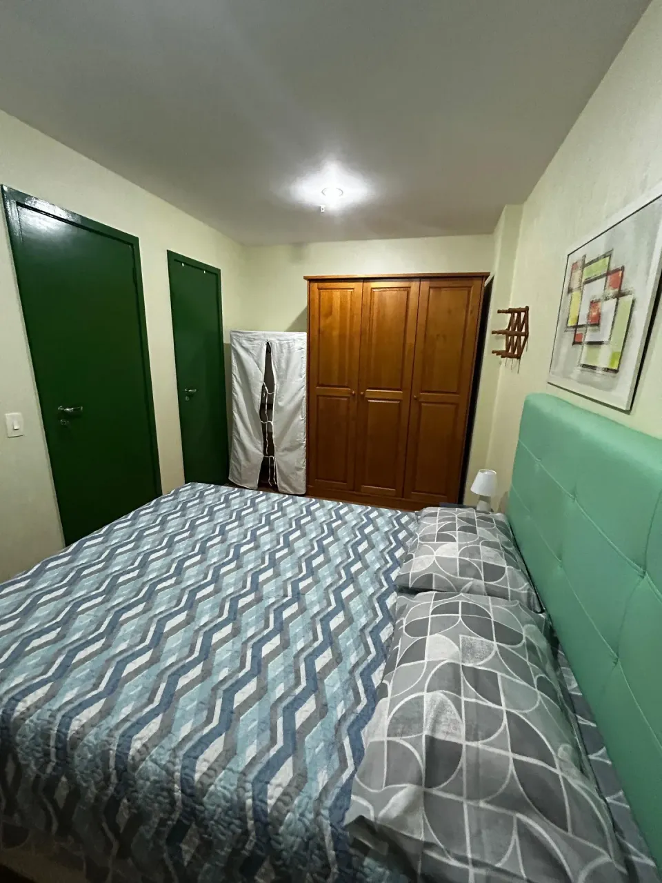 One-bedroom apartment with wood or laminate floors — photo 13