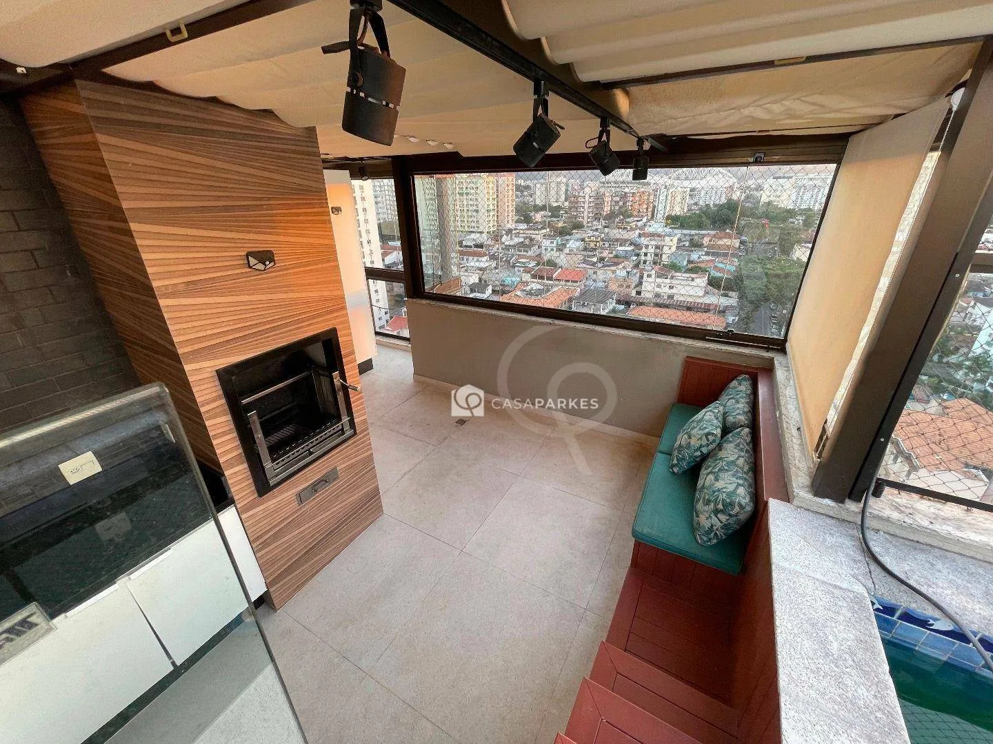Balcony with a grill in a 3-bedroom apartment, 120 m² — photo 52