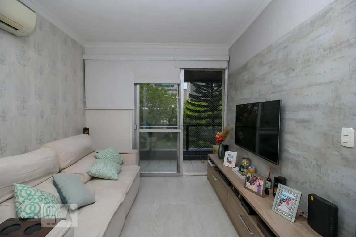 3-bedroom apartment with a glass-enclosed balcony — photo 10