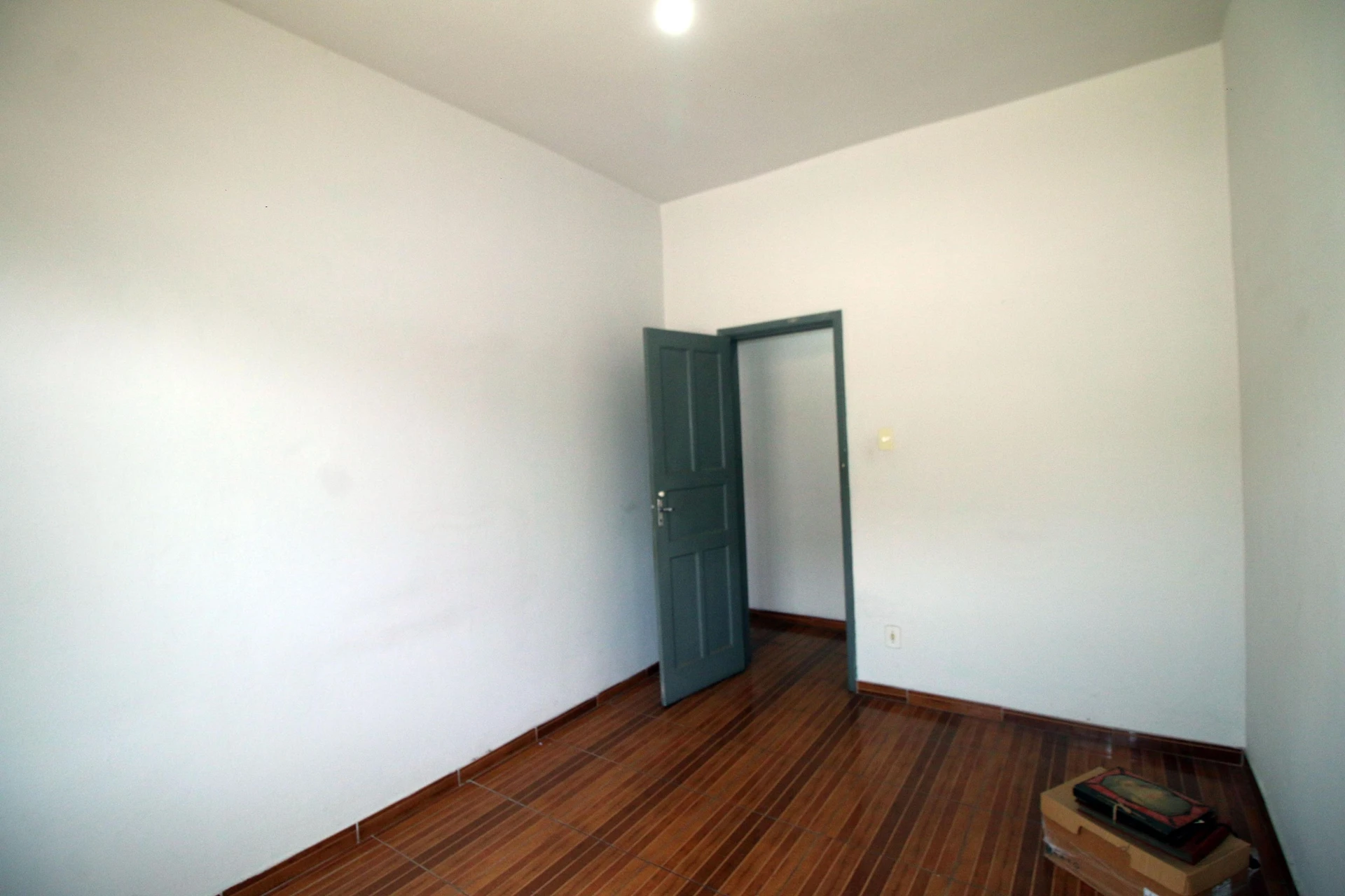 Apartamento de 2 quartos com piso de madeira ou laminado — photo 19