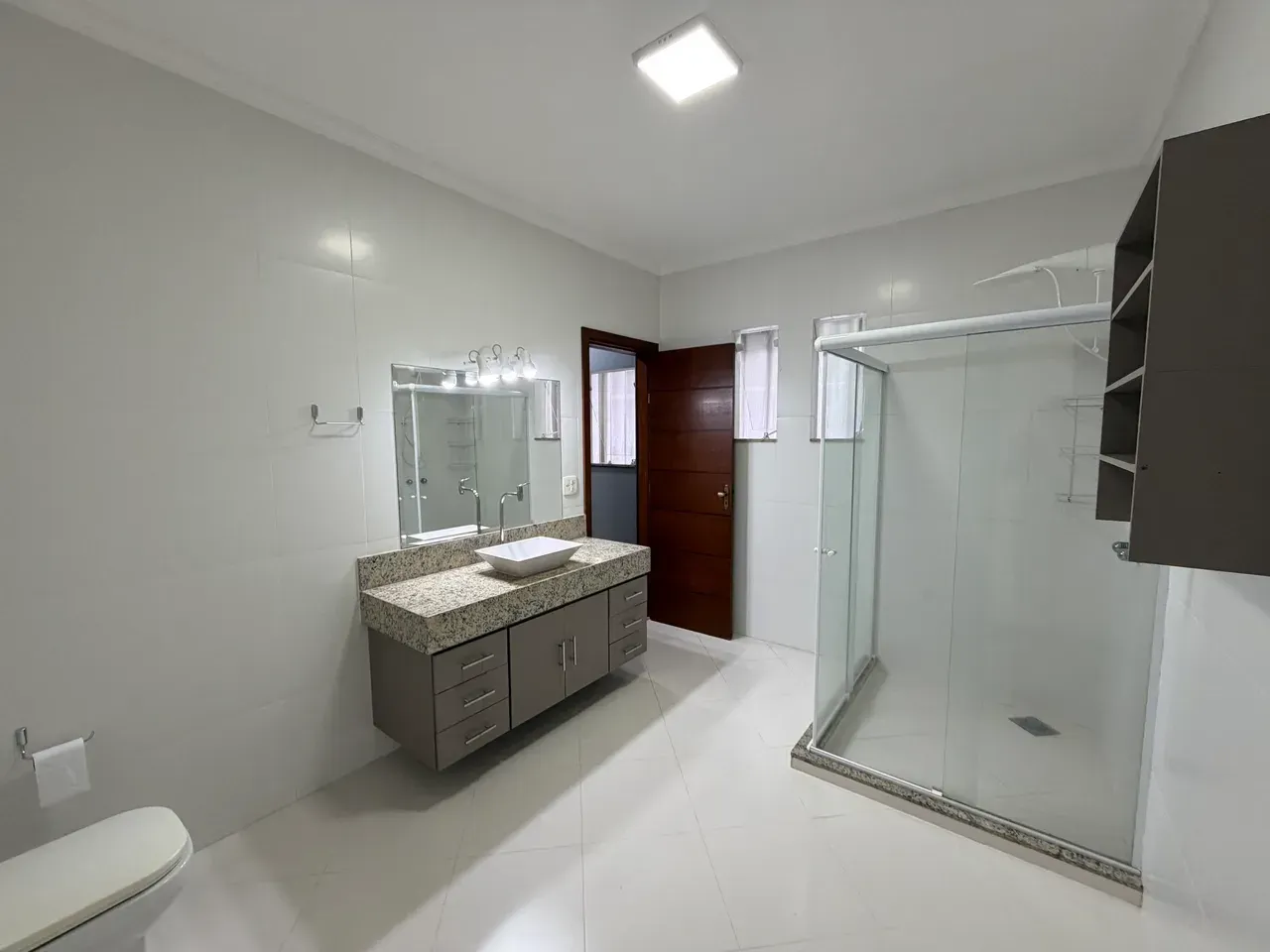 Casa com 4 quartos e 5 banheiros, 300 m² — photo 15