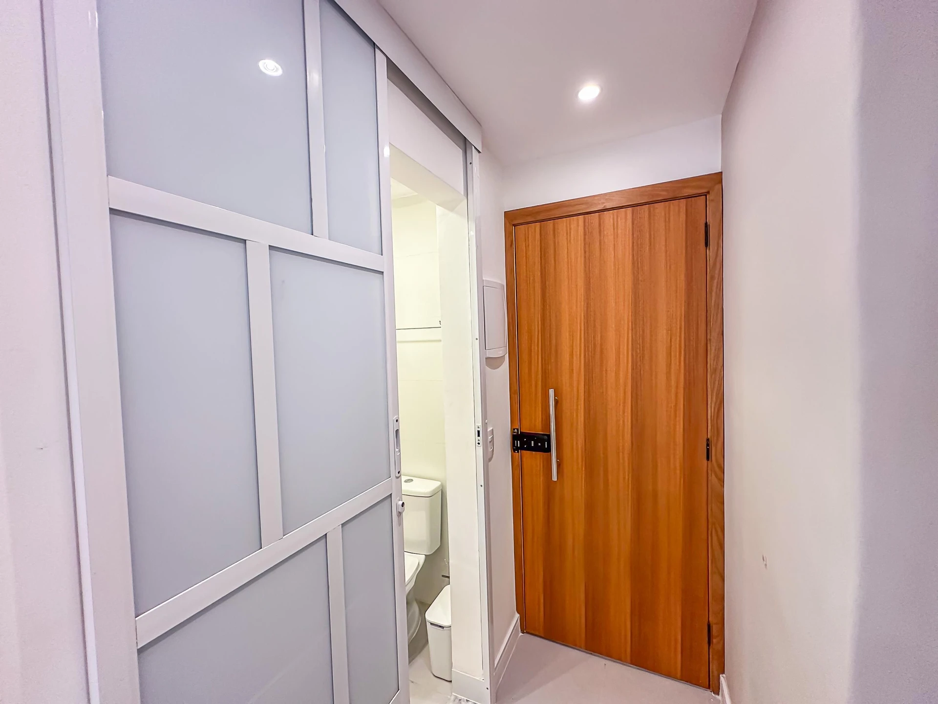 Furnished 1-bedroom apartment with an open-plan kitchen — photo 35