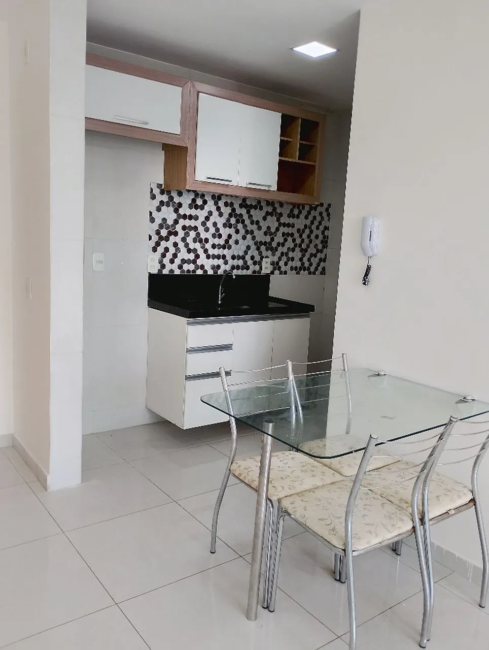 Apartamento com 2 quartos e cozinha aberta a gás