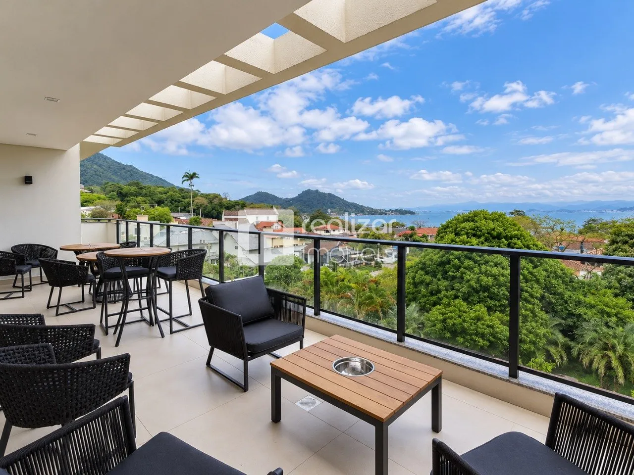 Furnished apartment, 32 m², with a glass-enclosed balcony — photo 33