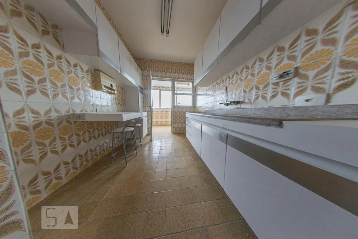 4-bedroom apartment with a walk-in closet — photo 2