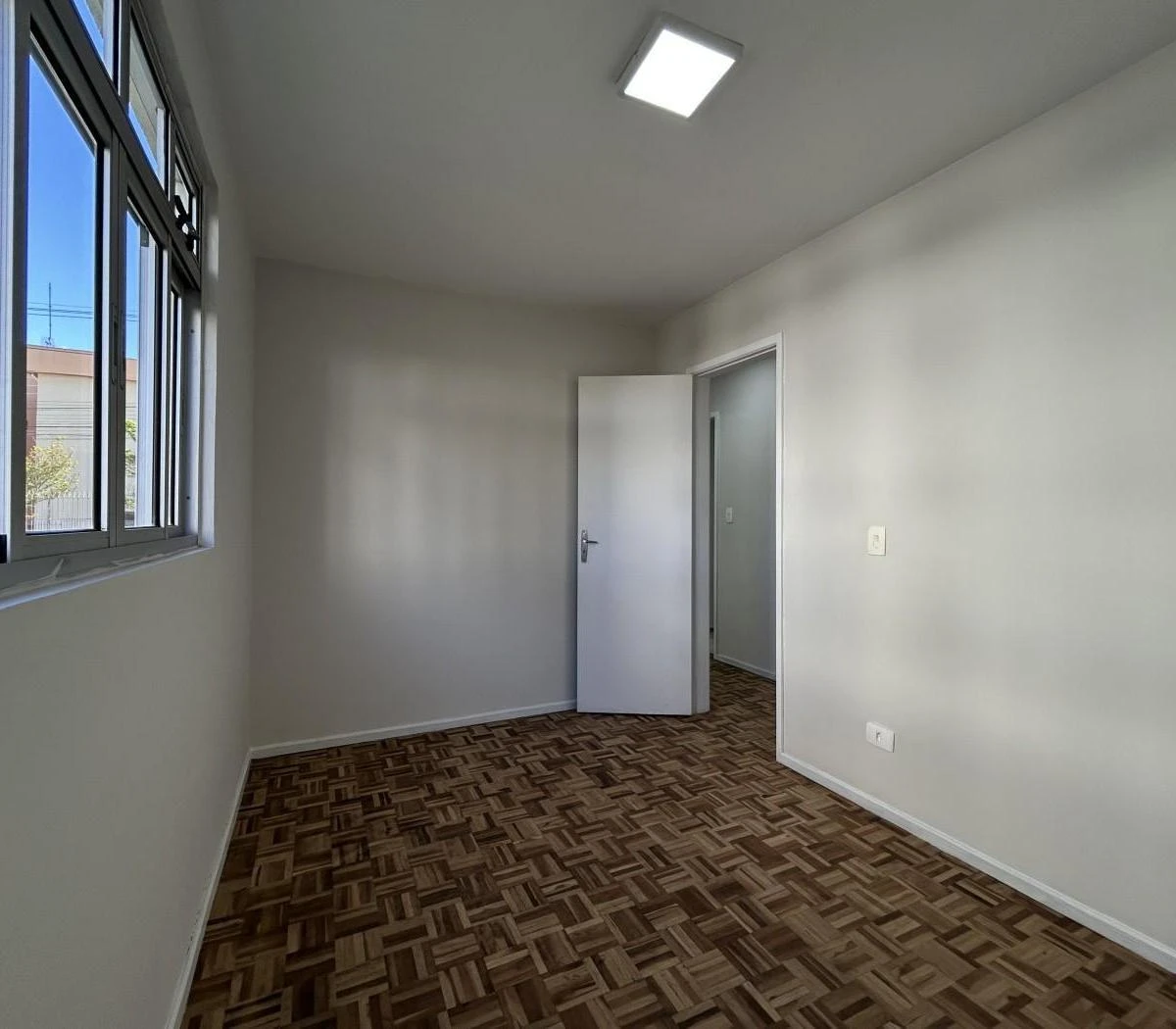 2-bedroom apartment with wood or laminate floors in Curitiba — photo 9
