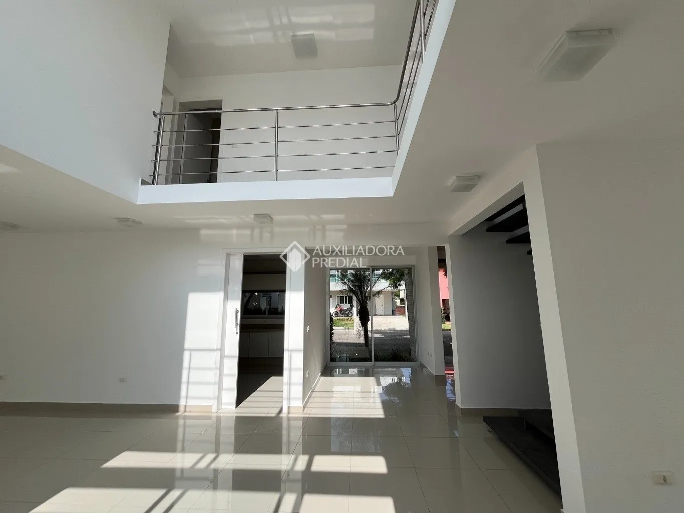 Floor-to-ceiling windows in a 3-bedroom house, 220 m² — photo 6