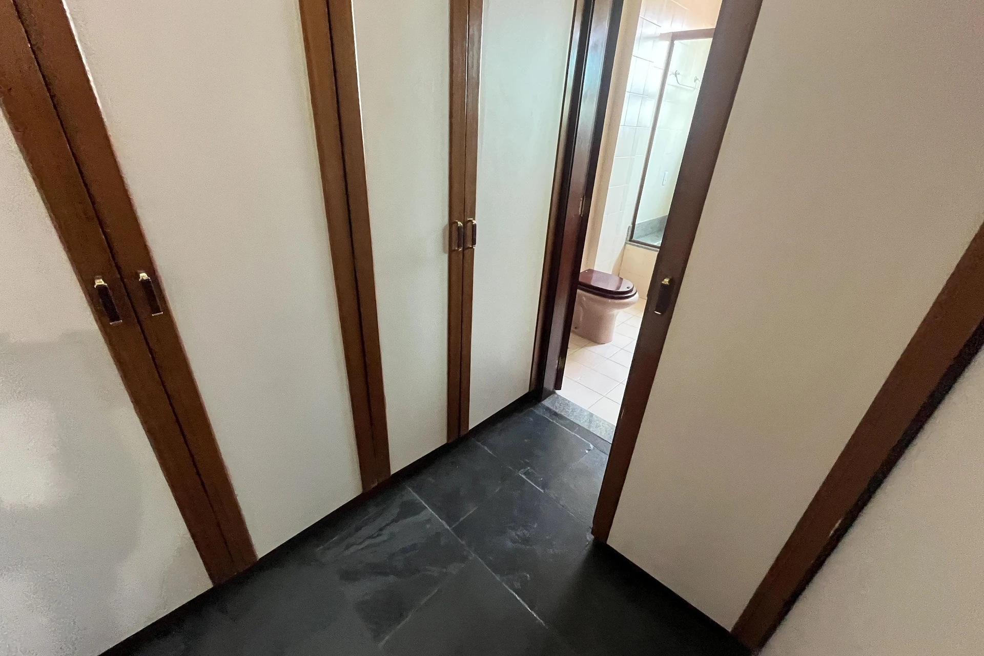 Furnished 3-bedroom apartment with laundry area — photo 63