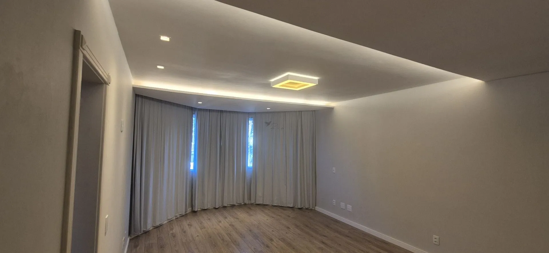 Furnished house, 469 m², with floor-to-ceiling windows — photo 4