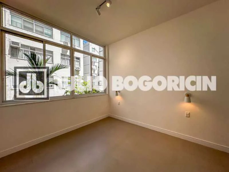 Walk-in closet in a 3-bedroom apartment, 110 m² — photo 28