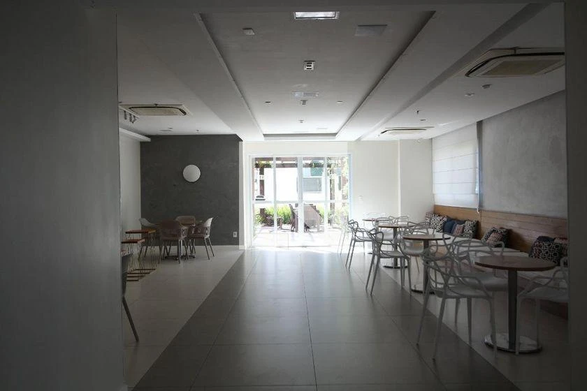 2-bedroom apartment in a building with a gym — photo 17