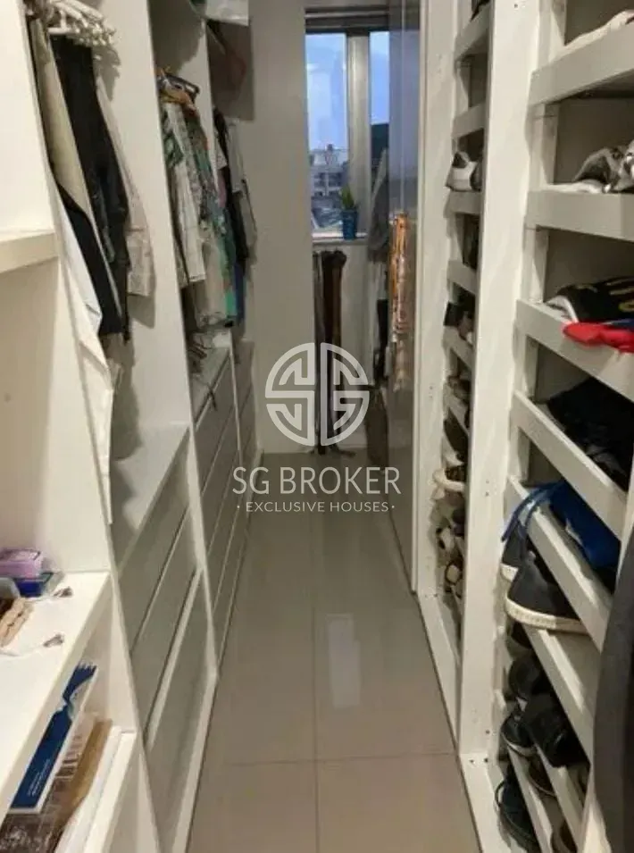 Walk-in closet in a 2-bedroom apartment, 138 m² — photo 2