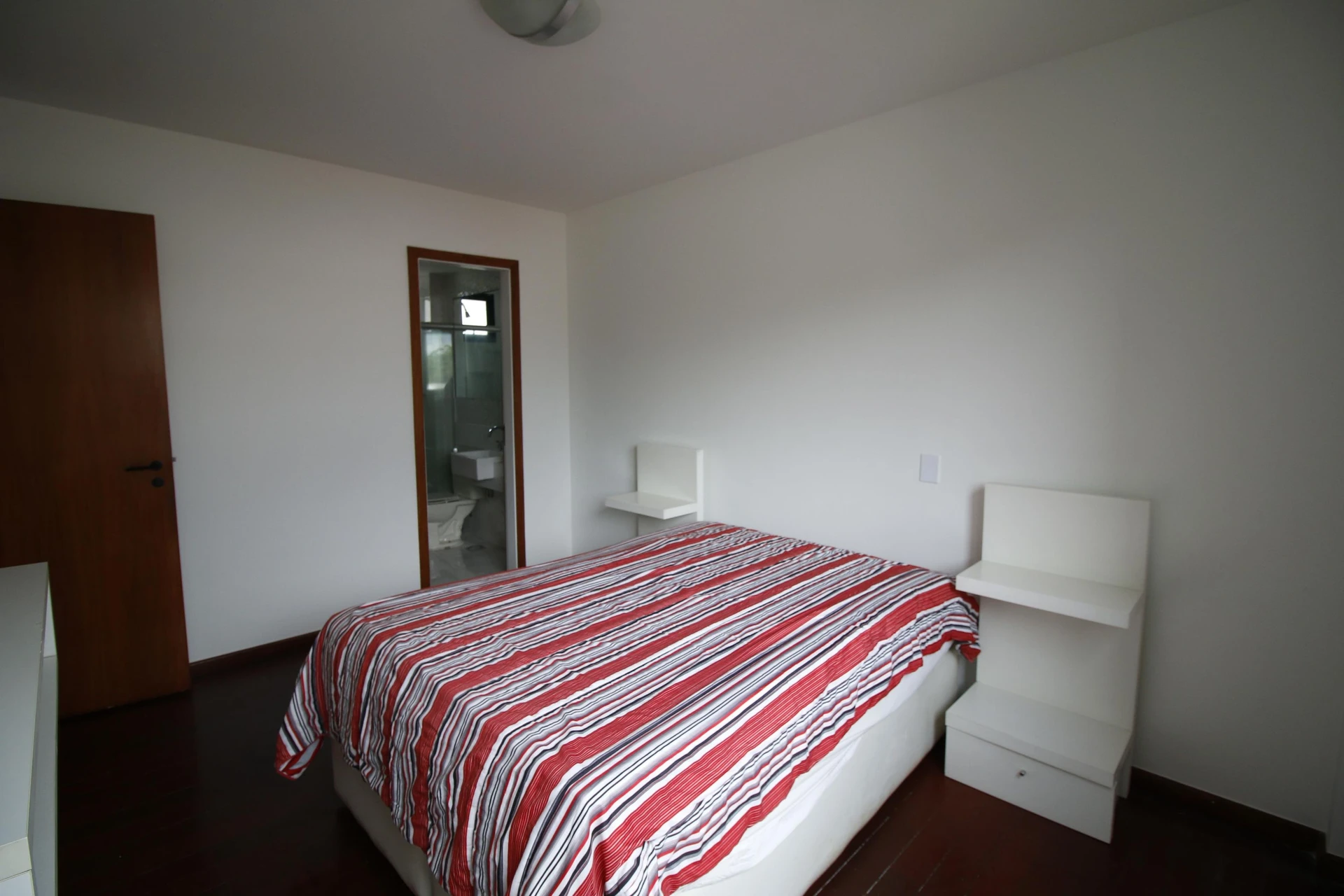 Balcony with a grill in a 4-bedroom apartment, 172 m² — photo 4