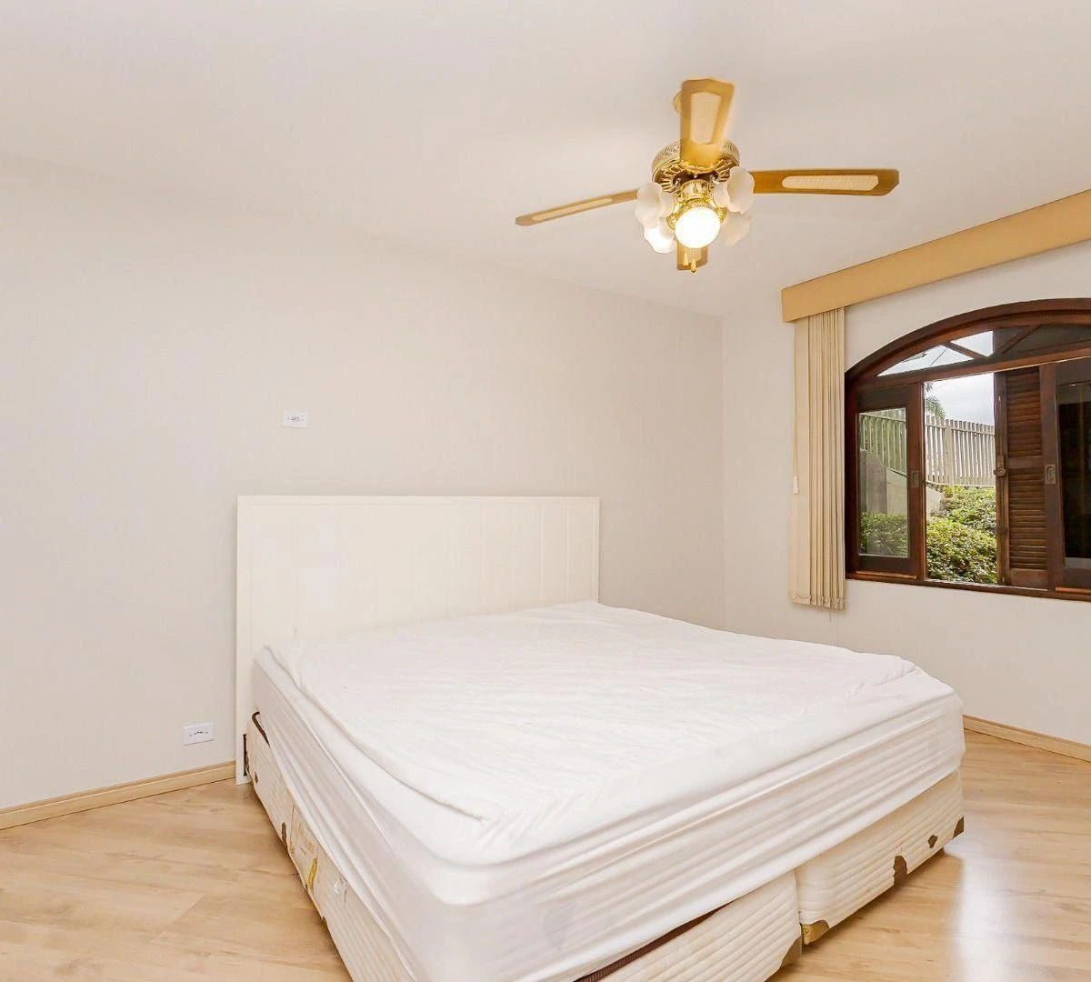 House with 4 bedrooms and 5 parking spaces — photo 6