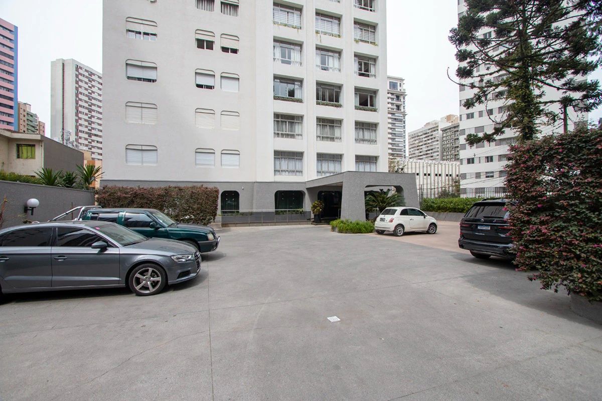 Glass-enclosed balcony in a 4-bedroom apartment, 382 m² — photo 26