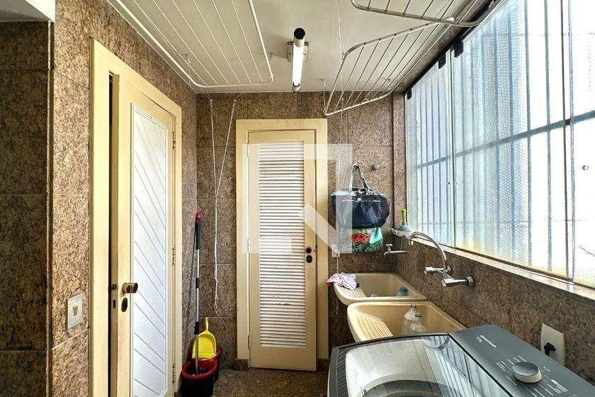Duplex apartment with 3 en-suite bedrooms and laundry — photo 44