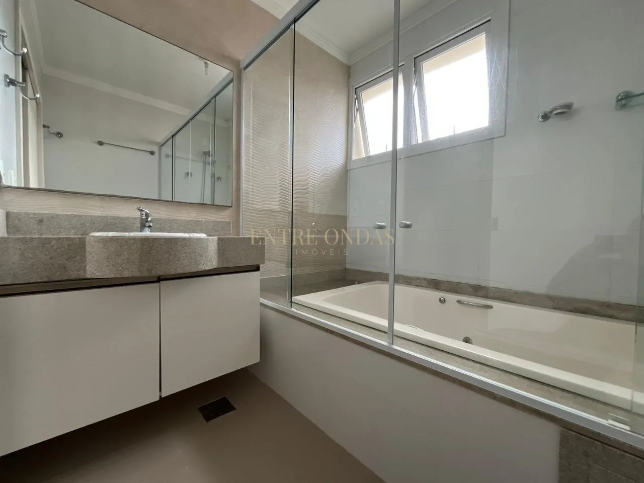 Water view in a 4-bedroom house, 263 m² — photo 25