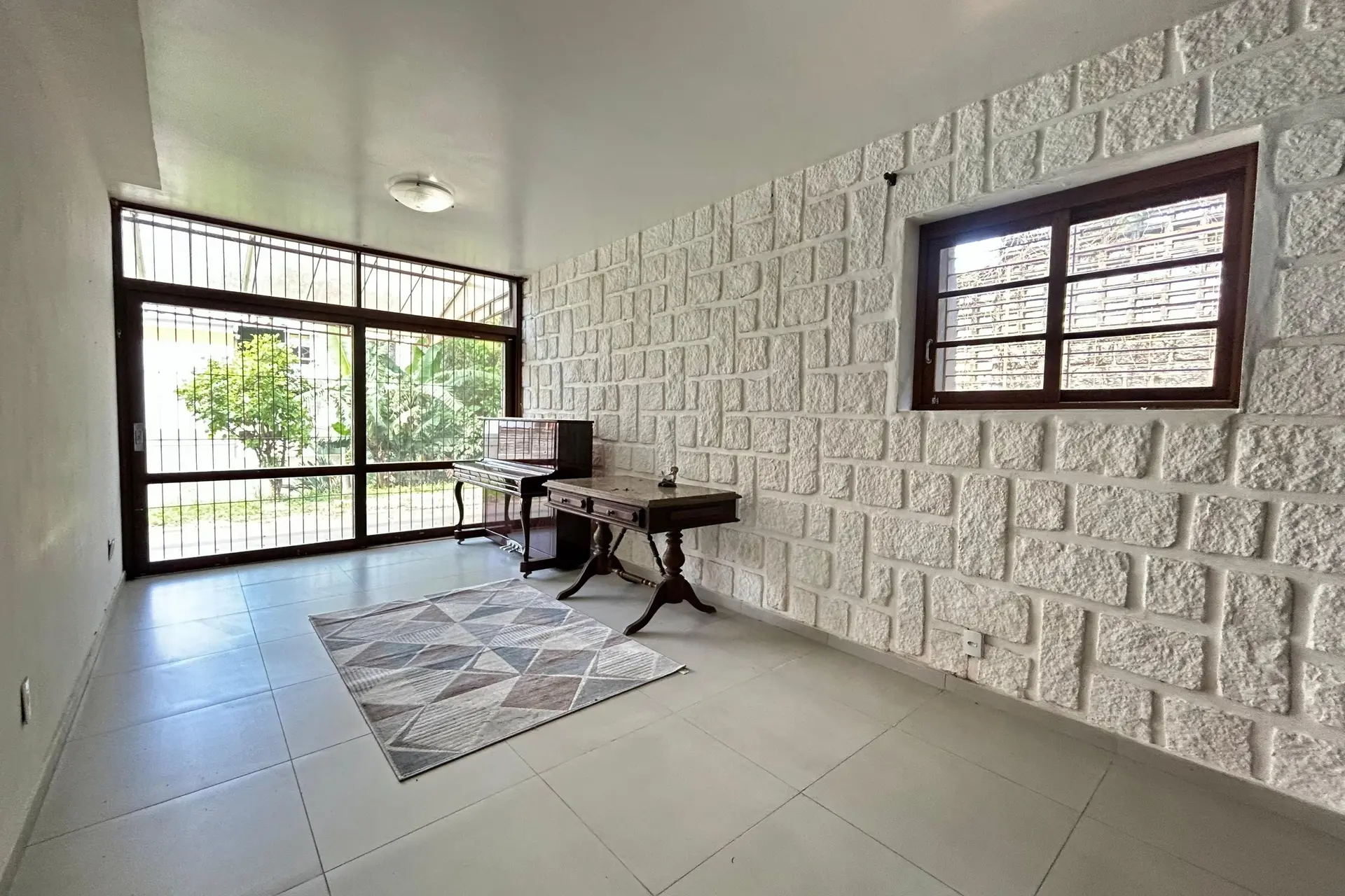 300 m² house with a jacuzzi and a bathtub — photo 22
