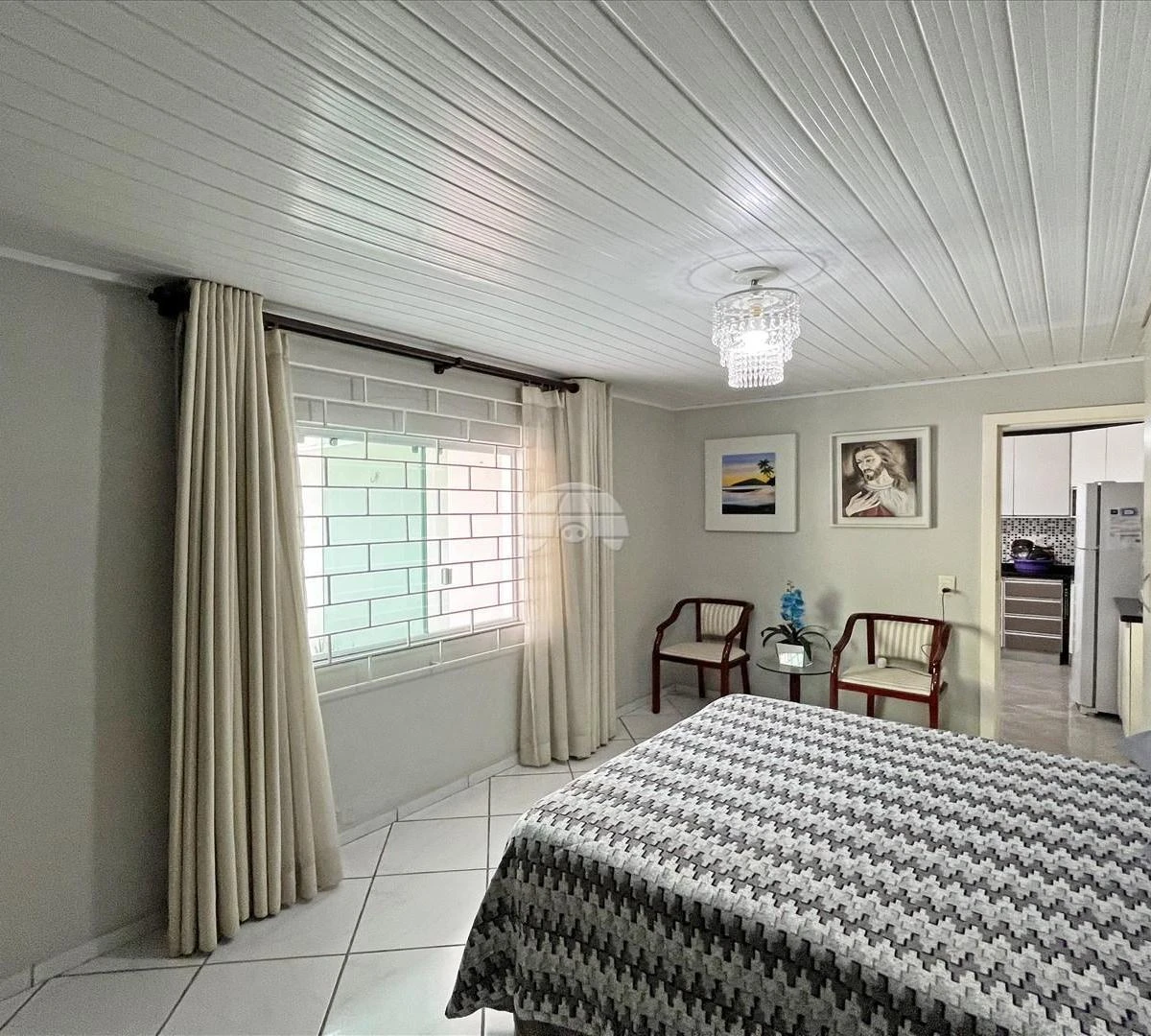 Balcony with a grill in a one-bedroom house, 40 m² — photo 11