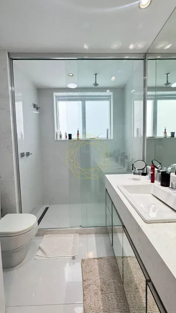 Furnished apartment with 4 bedrooms and 381 m² — photo 33