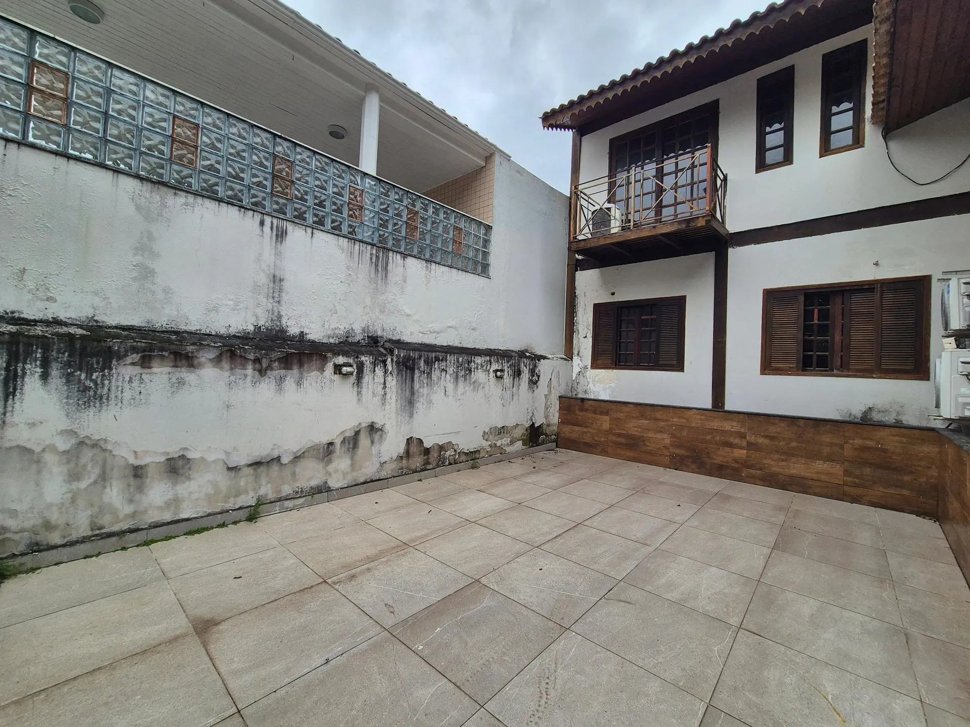 Balcony with a grill in a 3-bedroom house, 150 m² — photo 10
