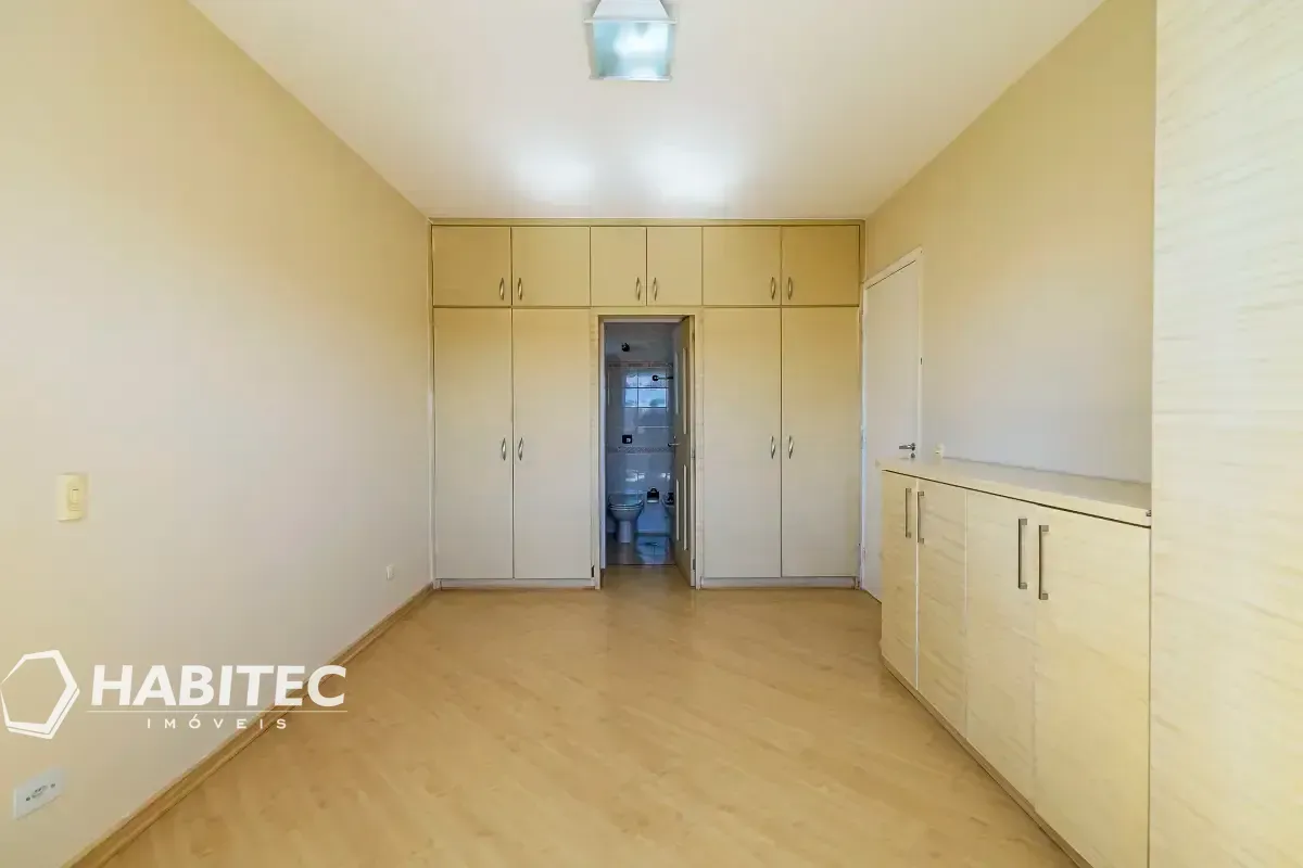 4-bedroom apartment with 2 bathrooms and a balcony — photo 31