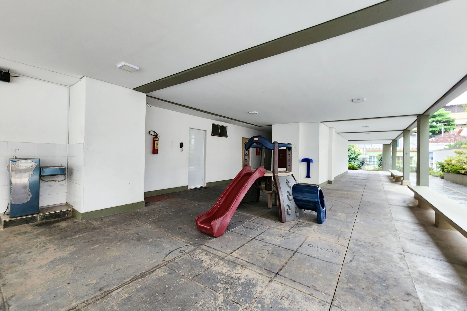 2-bedroom apartment in a building with a pool — photo 31