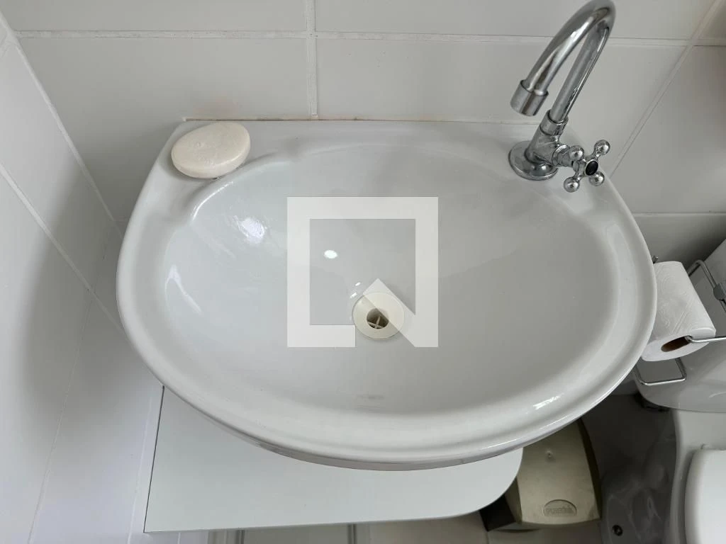 Furnished 2-bedroom apartment with 1 bathroom and mountain view — photo 12