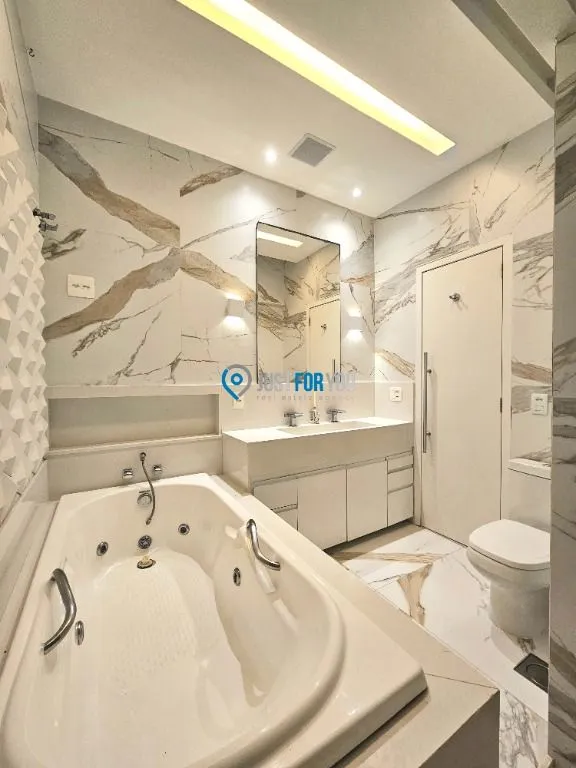 Floor-to-ceiling windows in a 3-bedroom apartment, 250 m² — photo 28