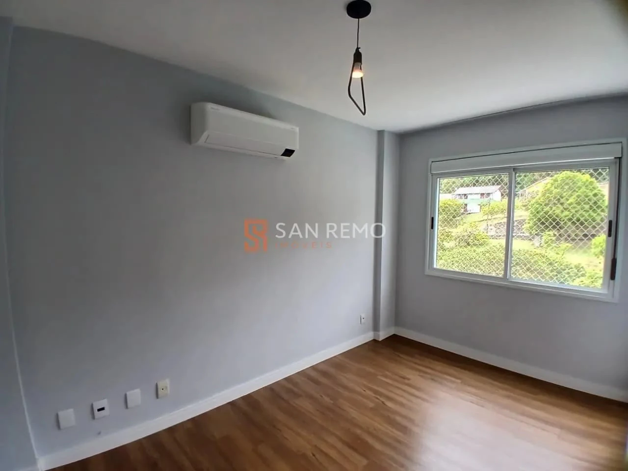 3-bedroom apartment in a building with a pool — photo 13