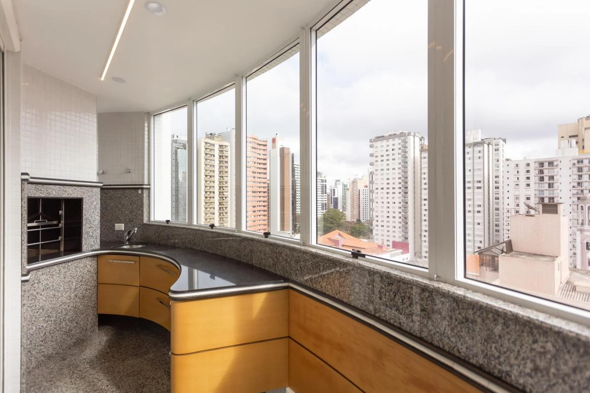 Glass-enclosed balcony in a 3-bedroom apartment, 297 m² — photo 9