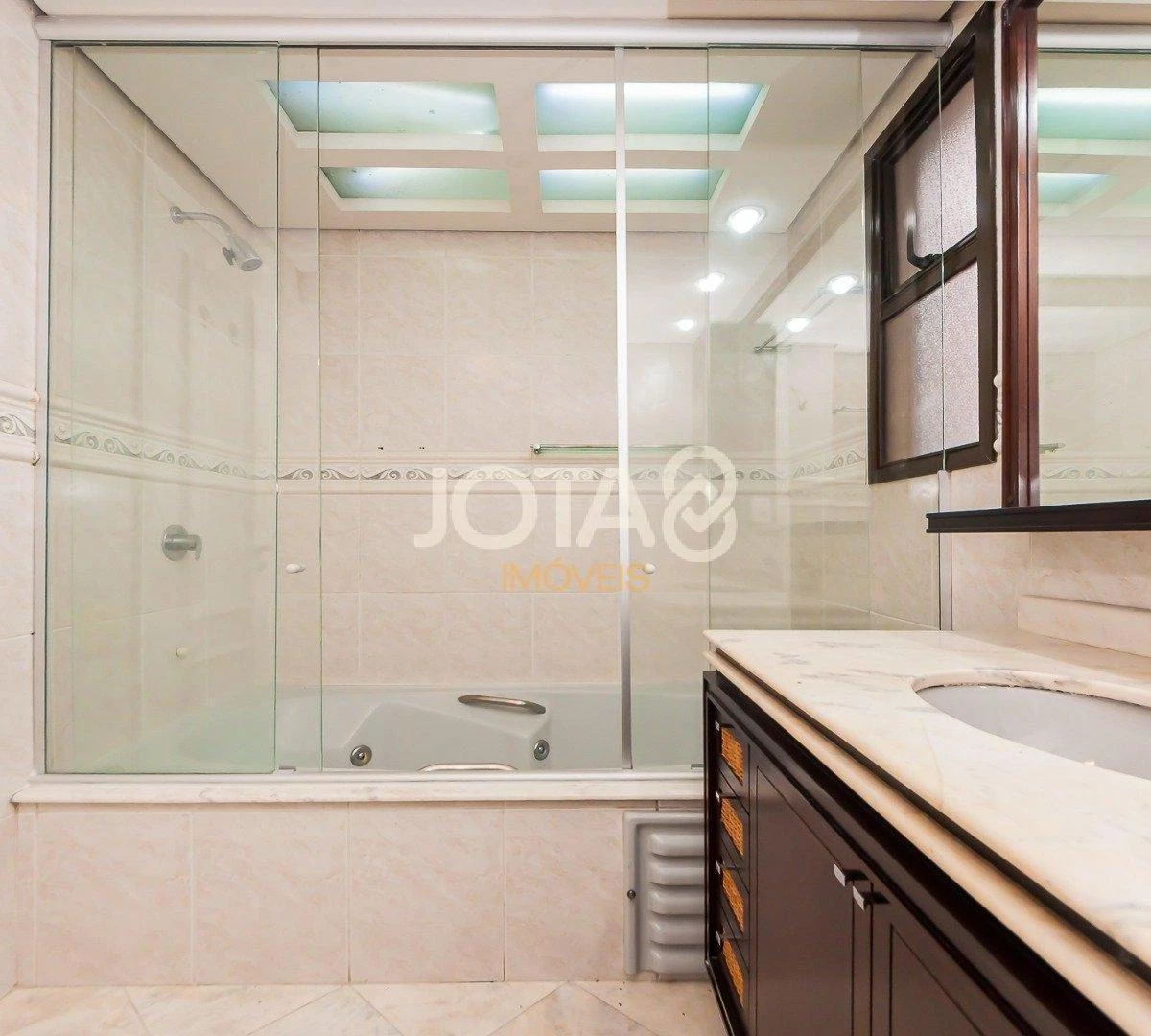 Apartment with 3 bedrooms, 1 en-suite and balcony — photo 2