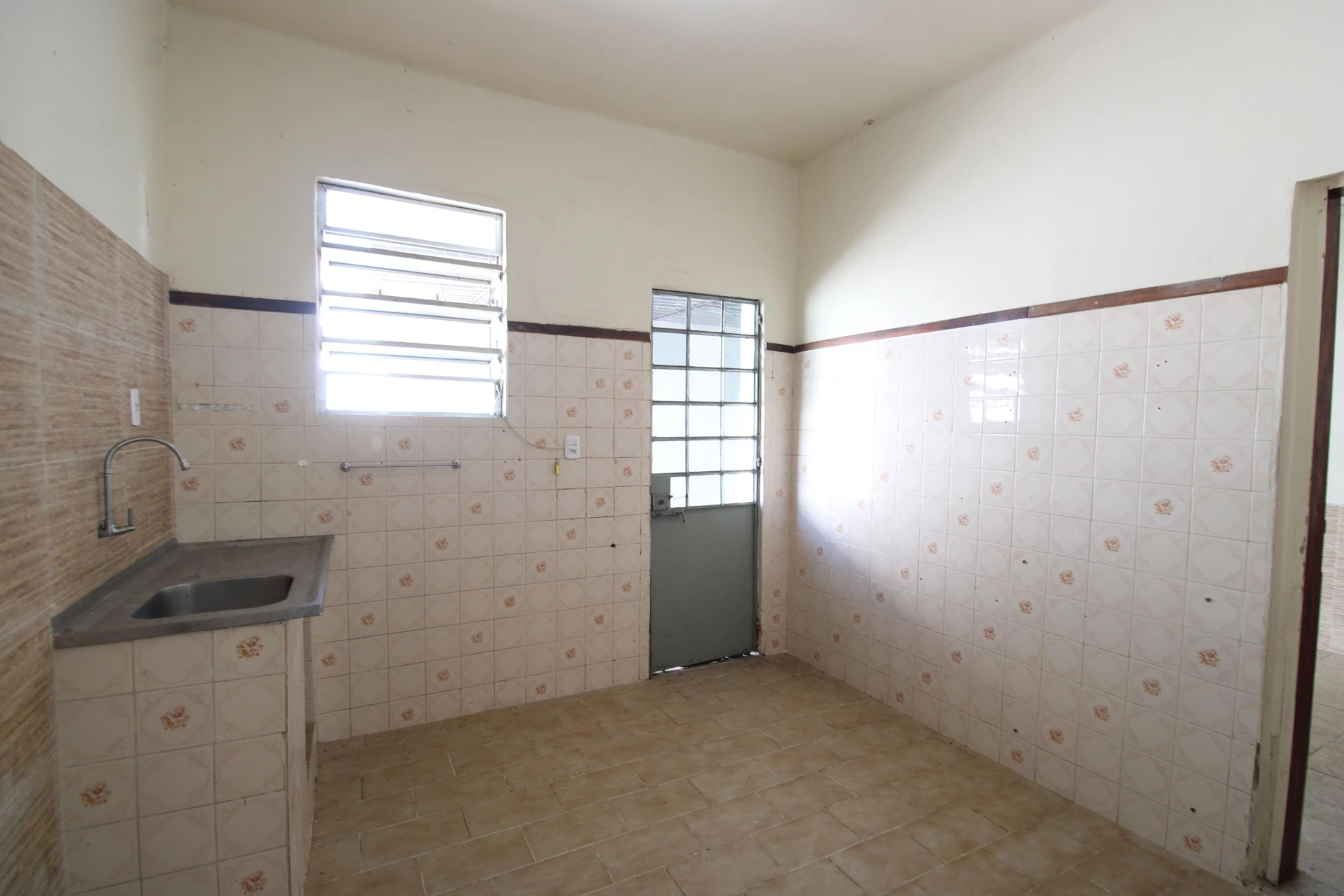 Unfurnished house with 3 bedrooms, 2 bathrooms and garden
